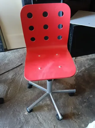 Silla giratoria roja con base metálica