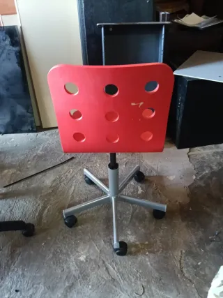 Silla giratoria roja con base metálica