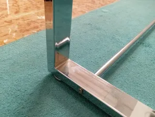 Escritorio de cristal y metal.