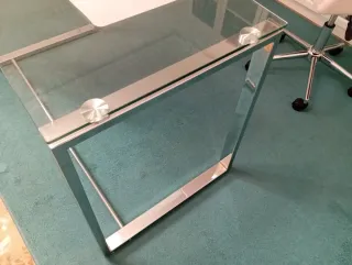 Escritorio de cristal y metal.