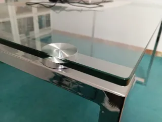 Escritorio de cristal y metal.