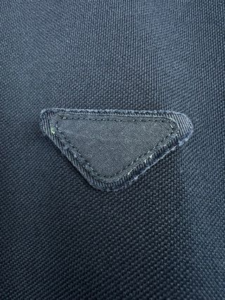 Prada Polo Azul Marino logo