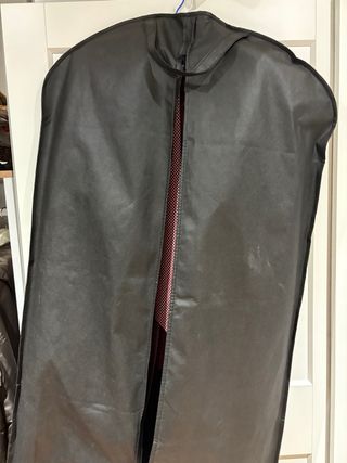 Traje Celio negro y camisa granate