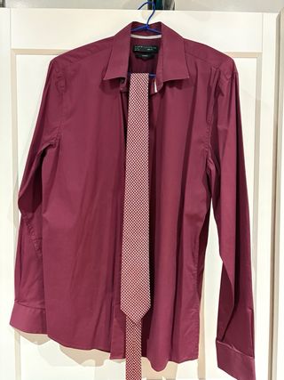 Traje Celio negro y camisa granate