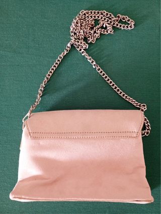 Bolso de mano rosa con cadena plateada