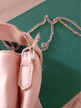 Bolso de mano rosa con cadena plateada