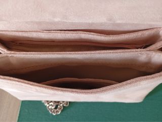 Bolso de mano rosa con cadena plateada