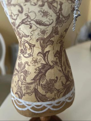 Maniquí porta joyas