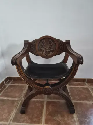 Dos sillas (jamugas) de madera tallada