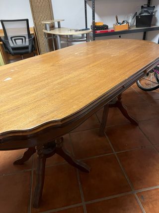 Mesa de comedor ovalada de madera