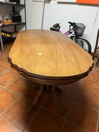 Mesa de comedor ovalada de madera