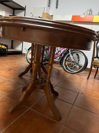 Mesa de comedor ovalada de madera