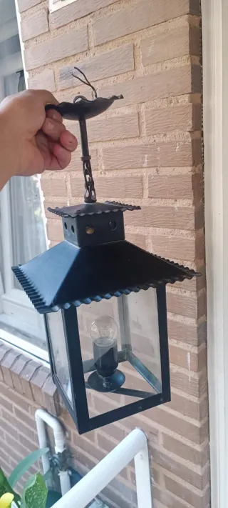 Farolillo de metal negro y plateado