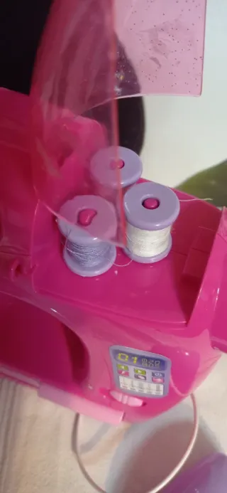 Máquina de coser de juguete rosa