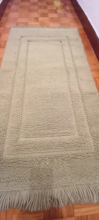 Alfombra pie de cama verde con flecos