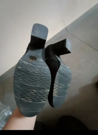 Stivali neri in camoscio con tacco