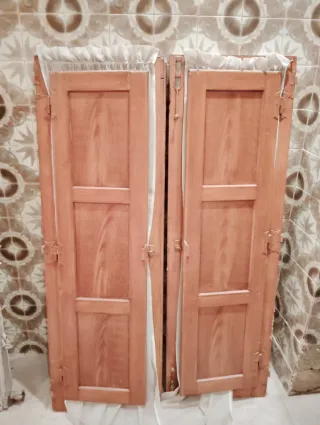 Ventana madera antigua con contraventanas