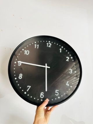Reloj de pared negro moderno