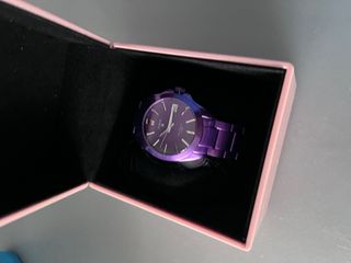 Reloj Tous Metálico Morado con Estuche