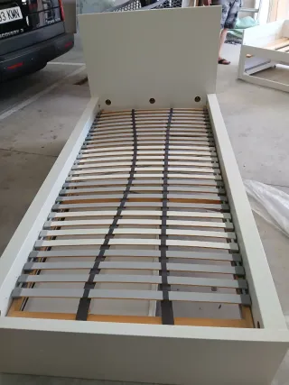 Cama blanca con cajones