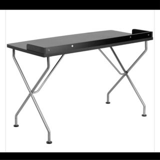 Escritorio moderno negro y plateado