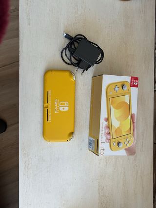 Nintendo Switch Lite amarilla muy bien cuidada
