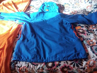 Chaqueta Mountain Equipament azul y naranja