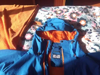 Chaqueta Mountain Equipament azul y naranja