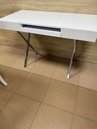 Escritorio moderno blanco y plateado