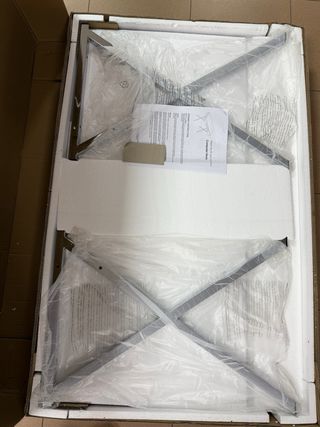 Escritorio moderno blanco y plateado