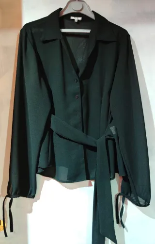 Camisa negra manga larga con cinturón