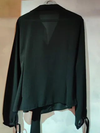 Camisa negra manga larga con cinturón