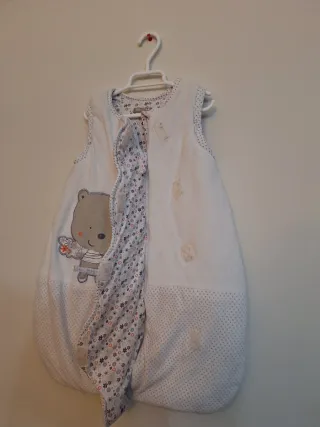 Saco de bebé blanco con puntos