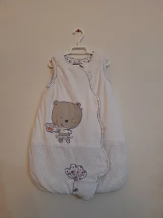 Saco de bebé blanco con puntos