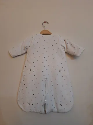 Saco de bebé blanco con puntos