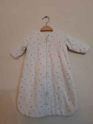 Saco de bebé blanco con puntos