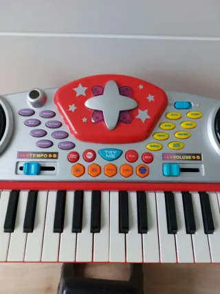 Teclado electrónico desmontable con taburete