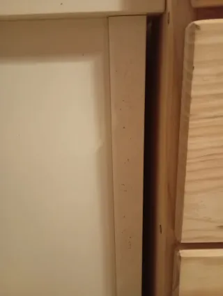 Mesita de noche blanca de madera