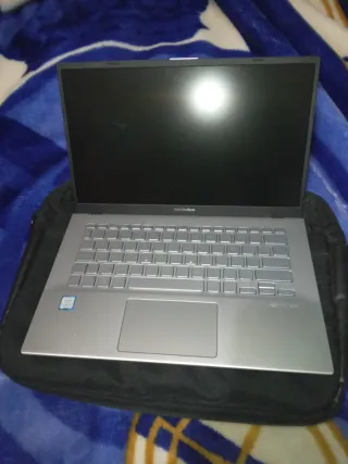 Portatil esta como nuebo y Maletín Portátil Negro