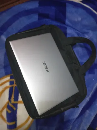 Portatil esta como nuebo y Maletín Portátil Negro