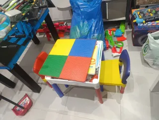Mesa infantil de plástico multicolor