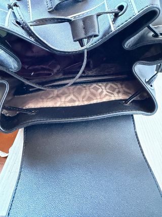 Zaino nero con borchie e cuciture bianche