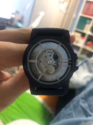 Reloj negro y multicolor