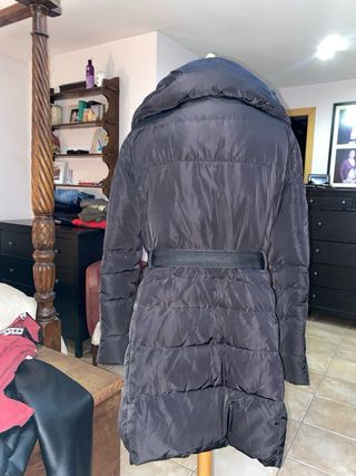 Chaqueta larga negra con cinturón