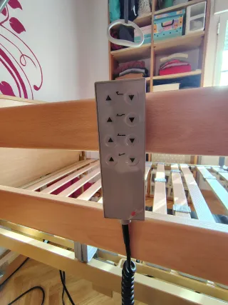 Cama articulada eléctrica con elevación vertical.