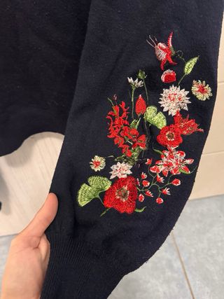 Maglia nera con maniche floreali