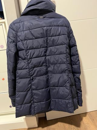 Abrigo azul marino con cuello de pelo