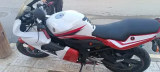 Moto Yamaha Blanca y Roja