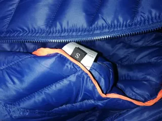 Chaqueta acolchada azul con capucha