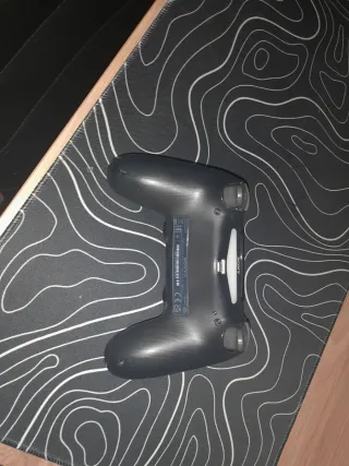 PS4 (PlayStation 4) Negra con mandos